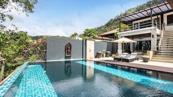 Kolam renang outdoor, dengan payung kolam renang dan kursi berjemur