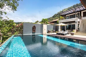 Outdoor pool, pool umbrellas, pool loungers - Grand Ocean View 5BR Pool Villa Kalim 5 (Patong)