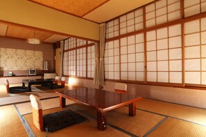 Run of House, Japanese Style Room | In-room safe, bed sheets - Hatsunoyu hotel (Yamanouchi)