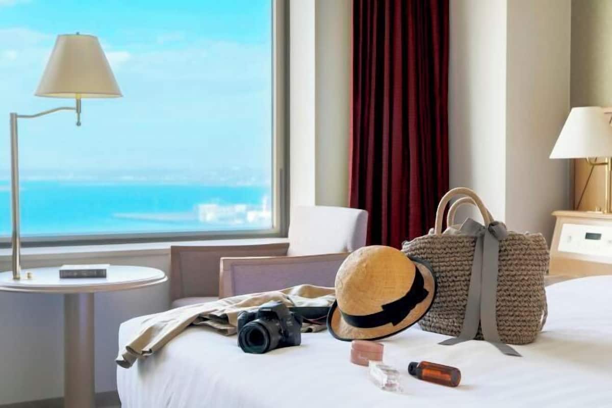 Premium bedding, in-room safe, desk, free WiFi