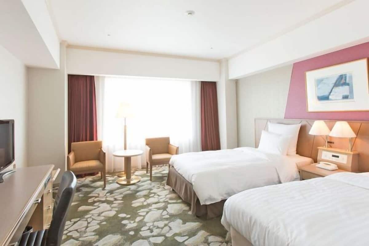 Premium bedding, in-room safe, desk, free WiFi