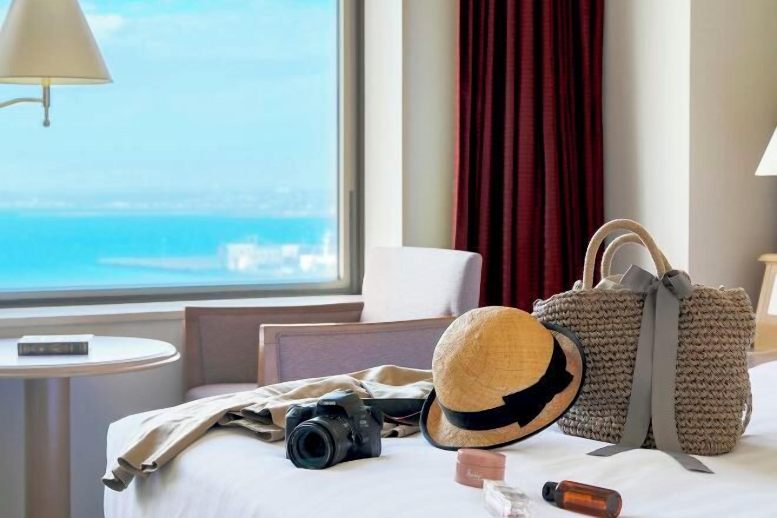 Ylelliset vuodevaatteet, tallelokero huoneessa, työpöytä, ilmainen Wi-Fi