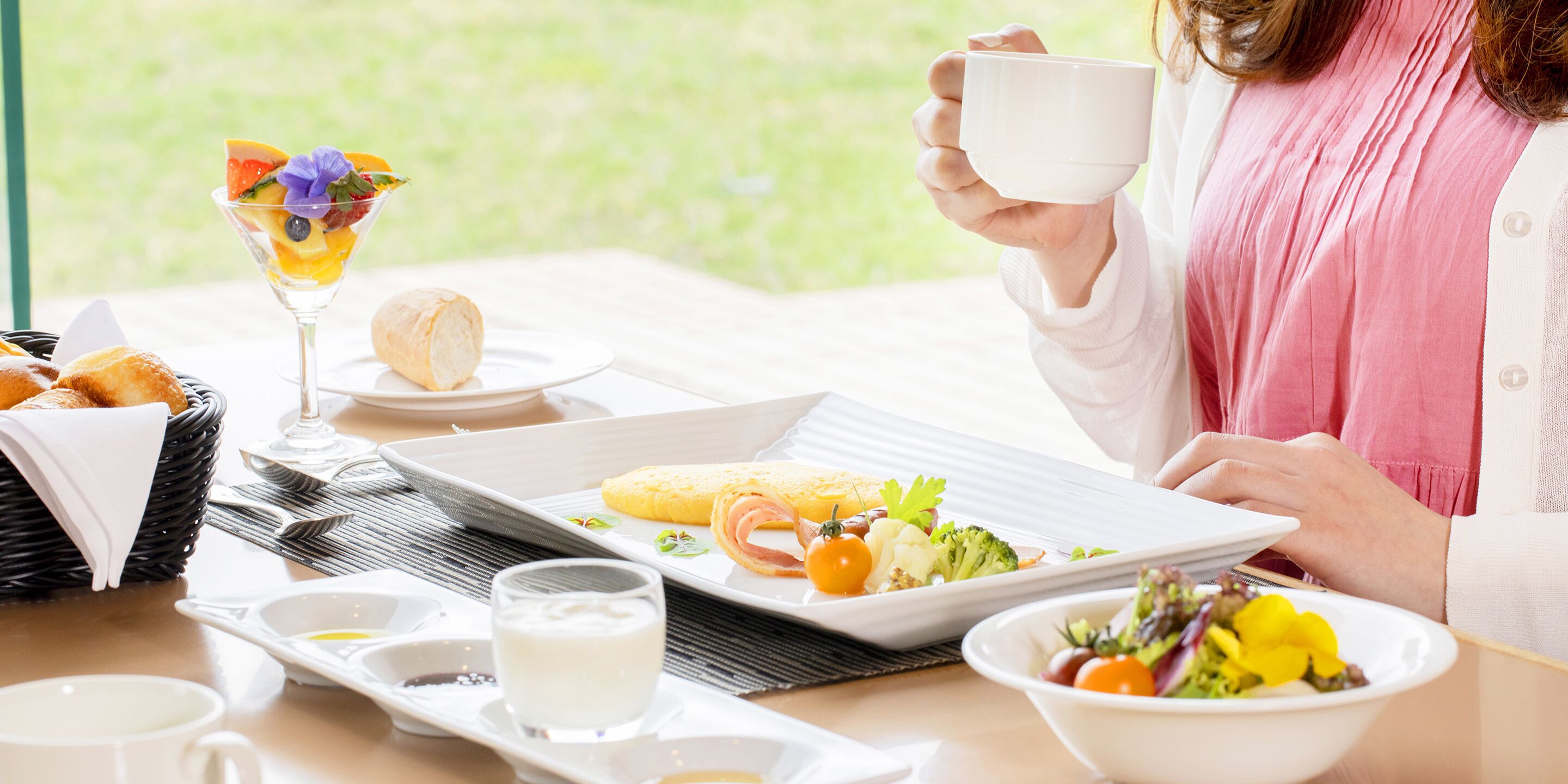 Una escena de desayuno con un plato de comida, un vaso de leche y una taza.
