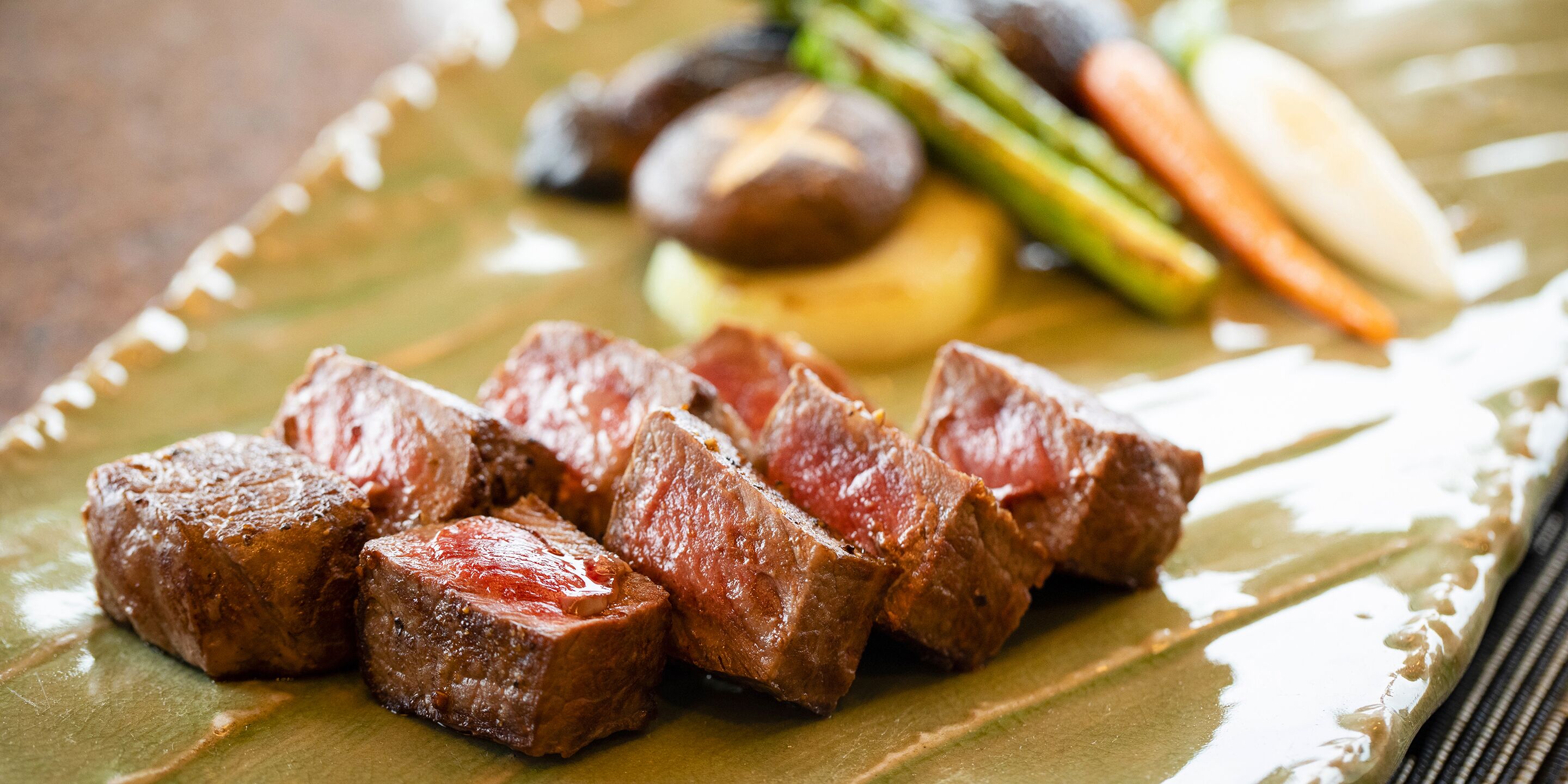 Un plato de carne cocida con verduras.