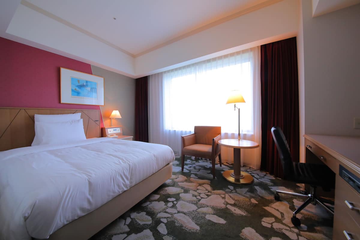 Premium bedding, in-room safe, desk, free WiFi