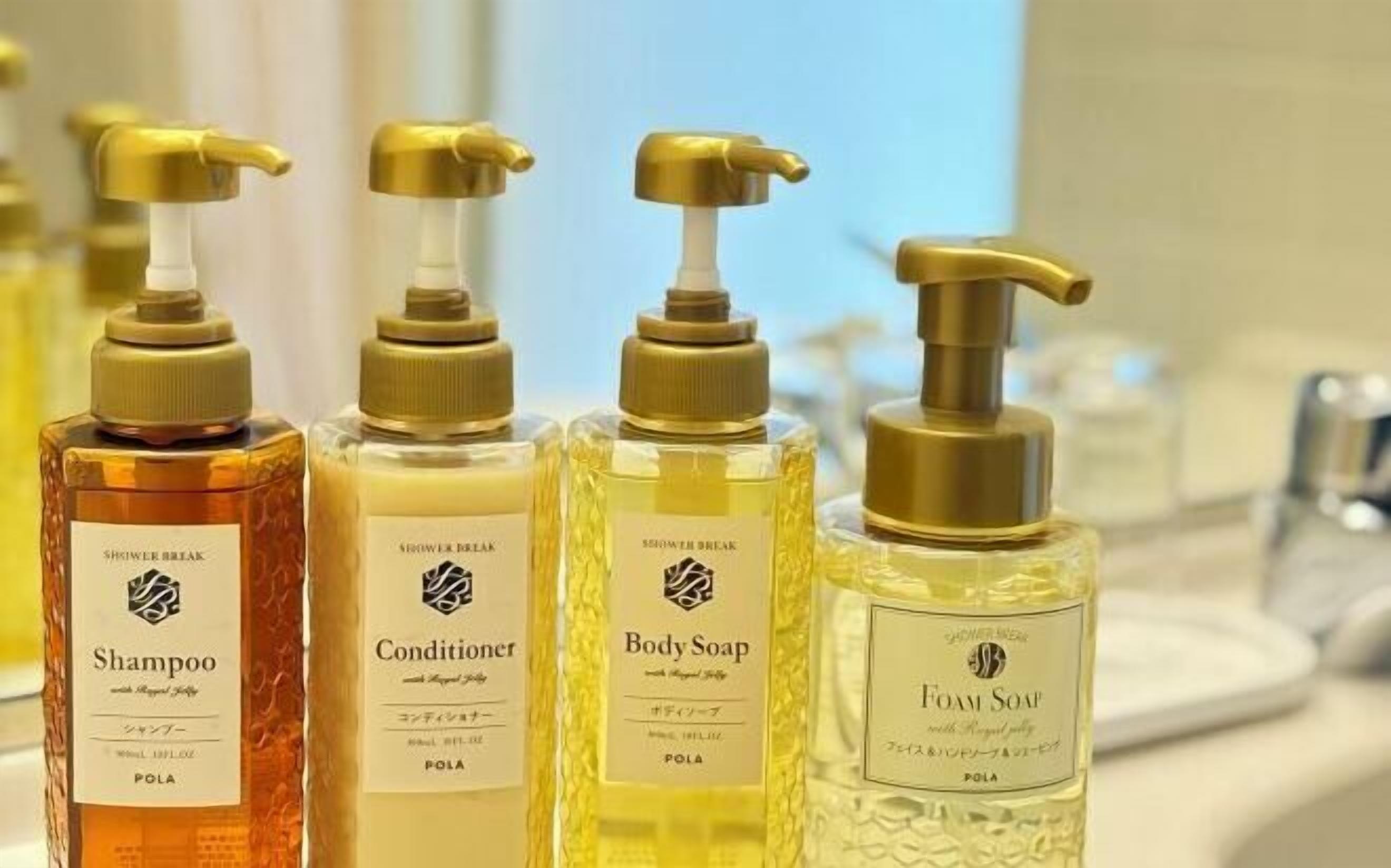 Ilmaiset hygieniatuotteet, hiustenkuivaaja, tohvelit