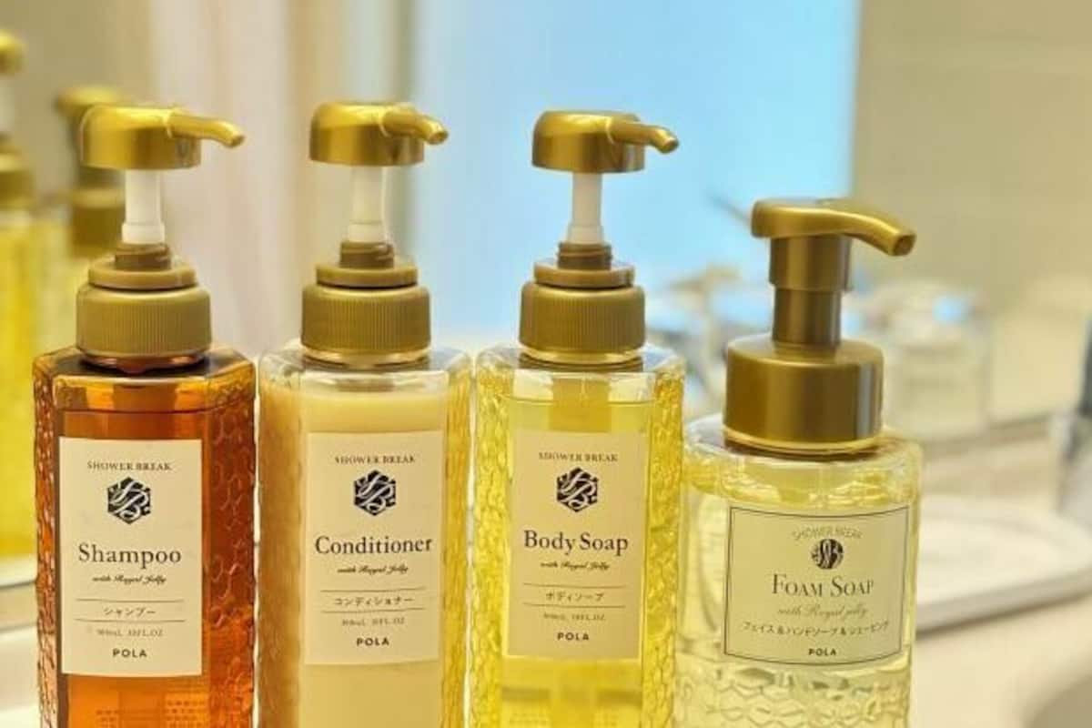 Ilmaiset hygieniatuotteet, hiustenkuivaaja, tohvelit