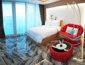 Hypo-allergenic bedding, blackout drapes, free WiFi - Memoria Pool Villa Family Pension (Seogwipo)