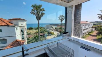 Luxury Townhome | Hypo-allergenic bedding, blackout drapes, free WiFi