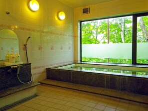 Bañera con ducha, bañera profunda, artículos de tocador gratuitos