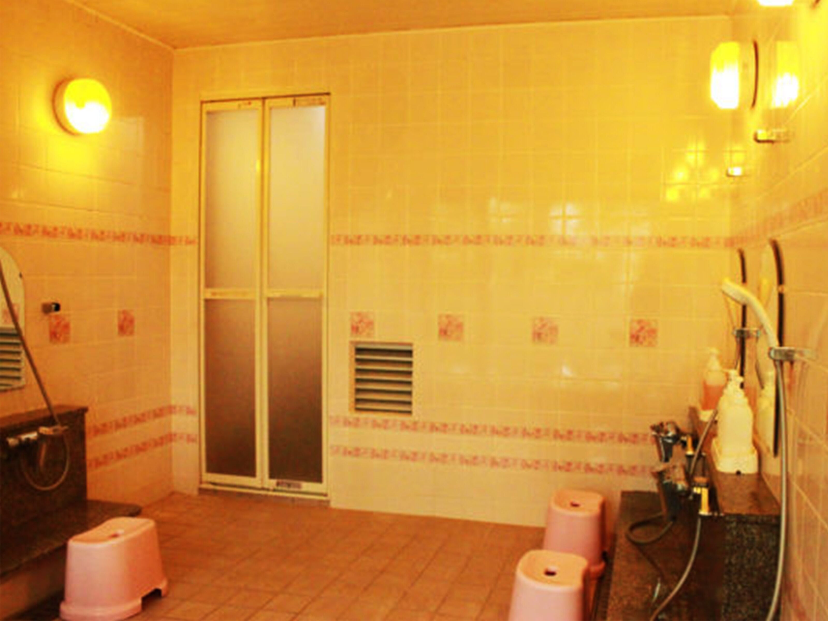 combined shower/bathtub, deep-soaking bathtub, free toiletries