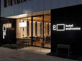 Camere di un hotel con un design moderno, con un'area reception che include un bancone e posti a sedere.