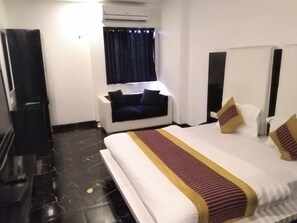 1 bedroom, premium bedding, soundproofing, rollaway beds