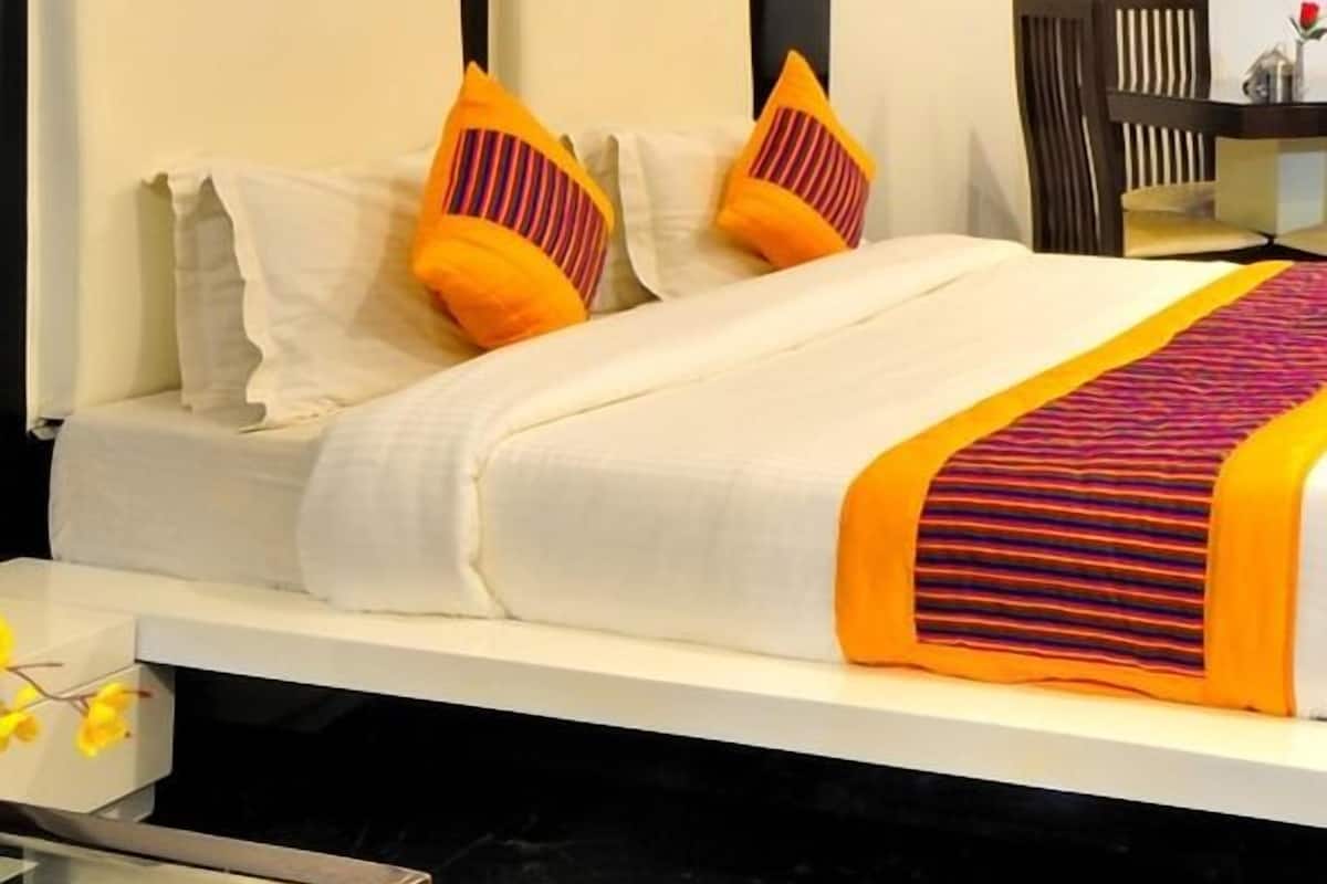 Premium Room, 1 King Bed, Non Smoking | 1 bedroom, premium bedding, soundproofing, rollaway beds