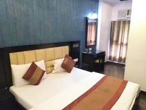 1 bedroom, premium bedding, soundproofing, rollaway beds