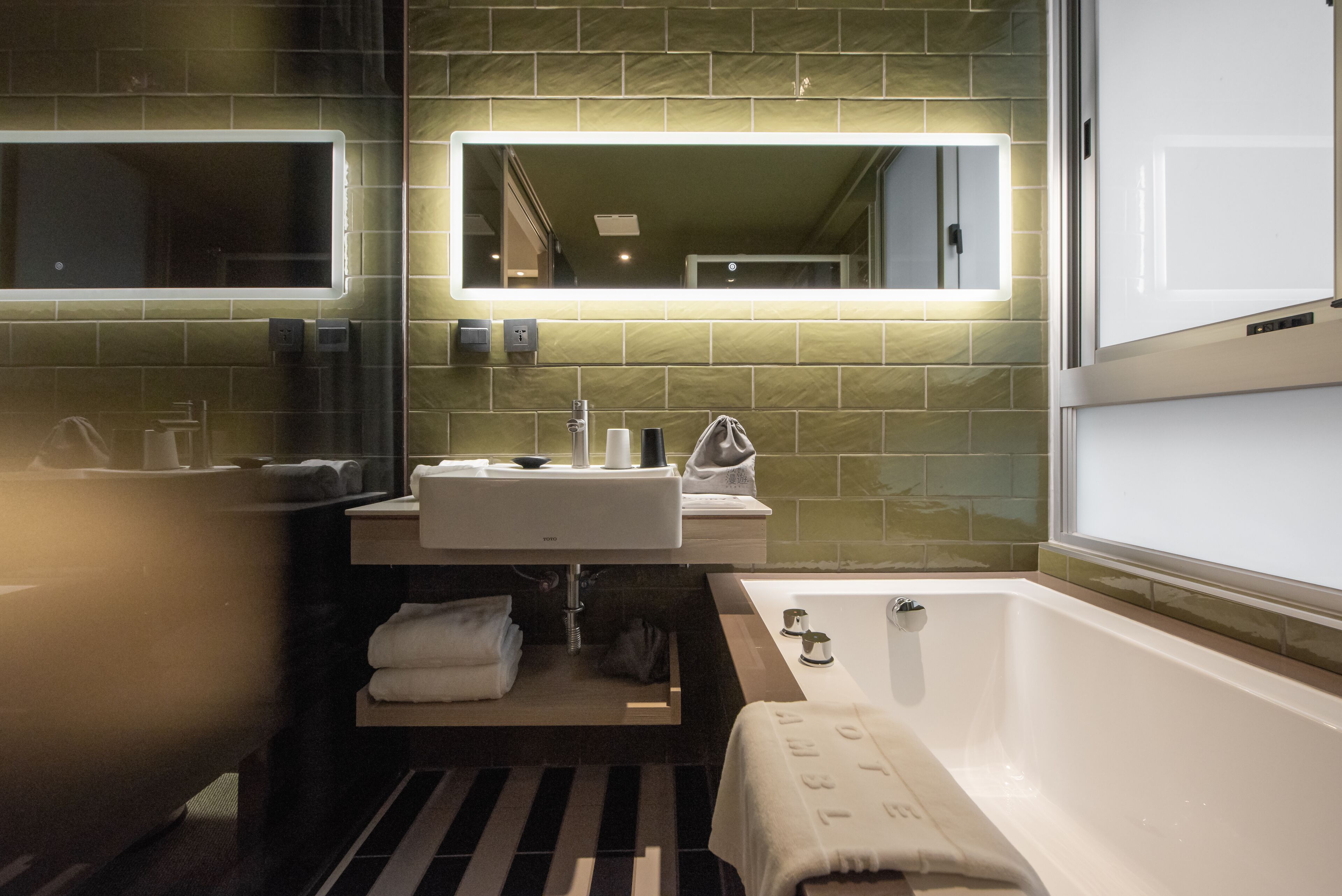 twin room | bathroom | hydromassage showerhead, hair dryer, slippers, towels