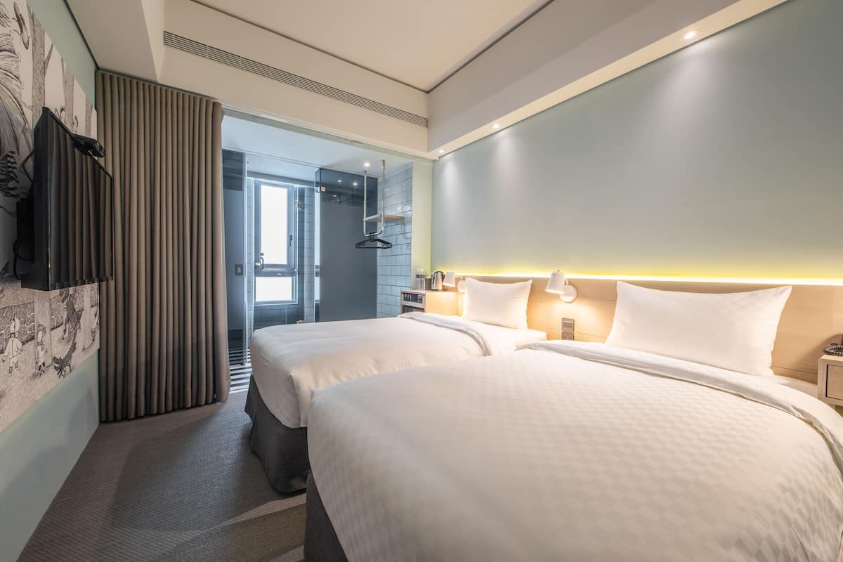 1 slaapkamer, donzen dekbedden, een bureau, een laptopwerkplek