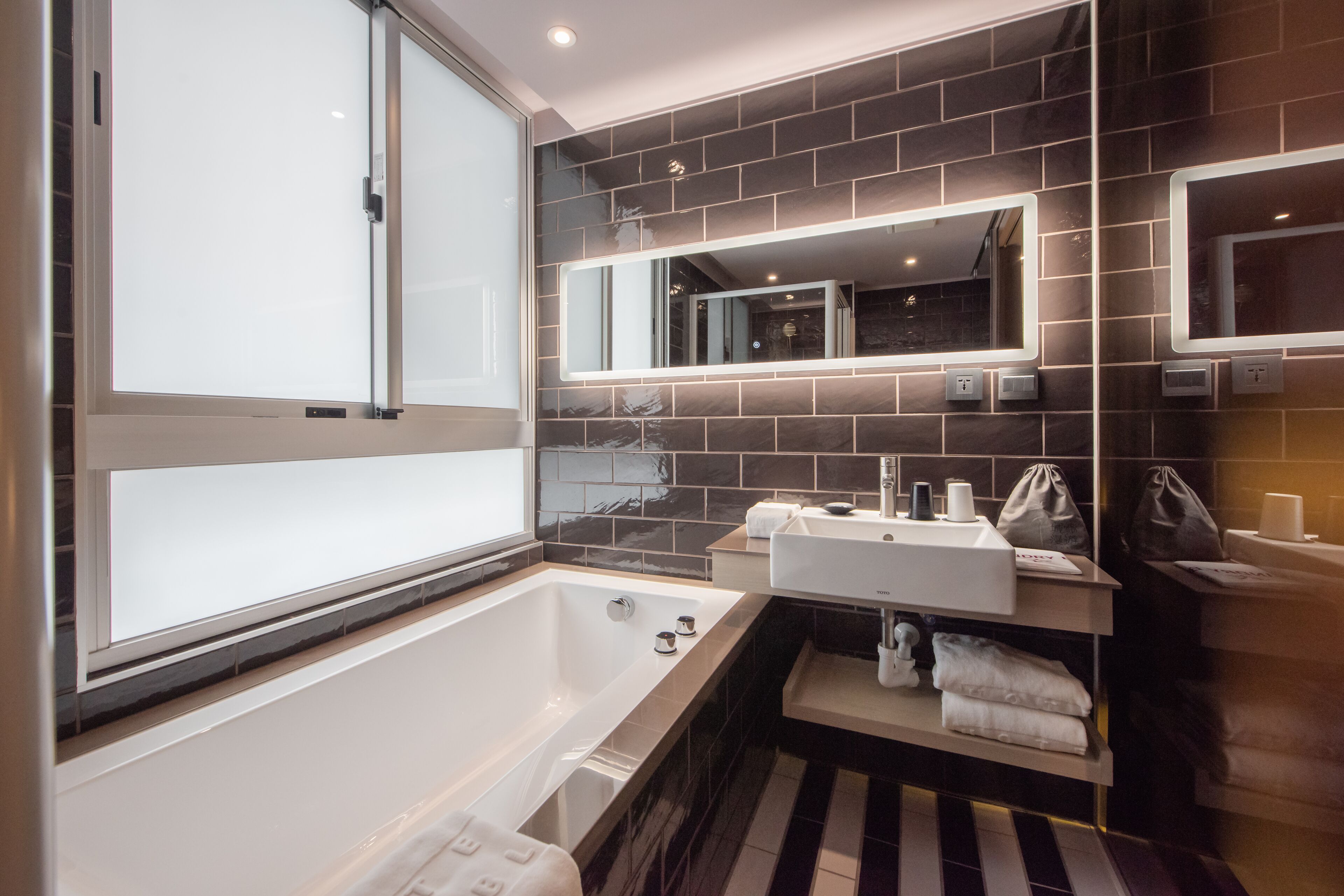 deluxe double room | bathroom | hydromassage showerhead, hair dryer, slippers, towels