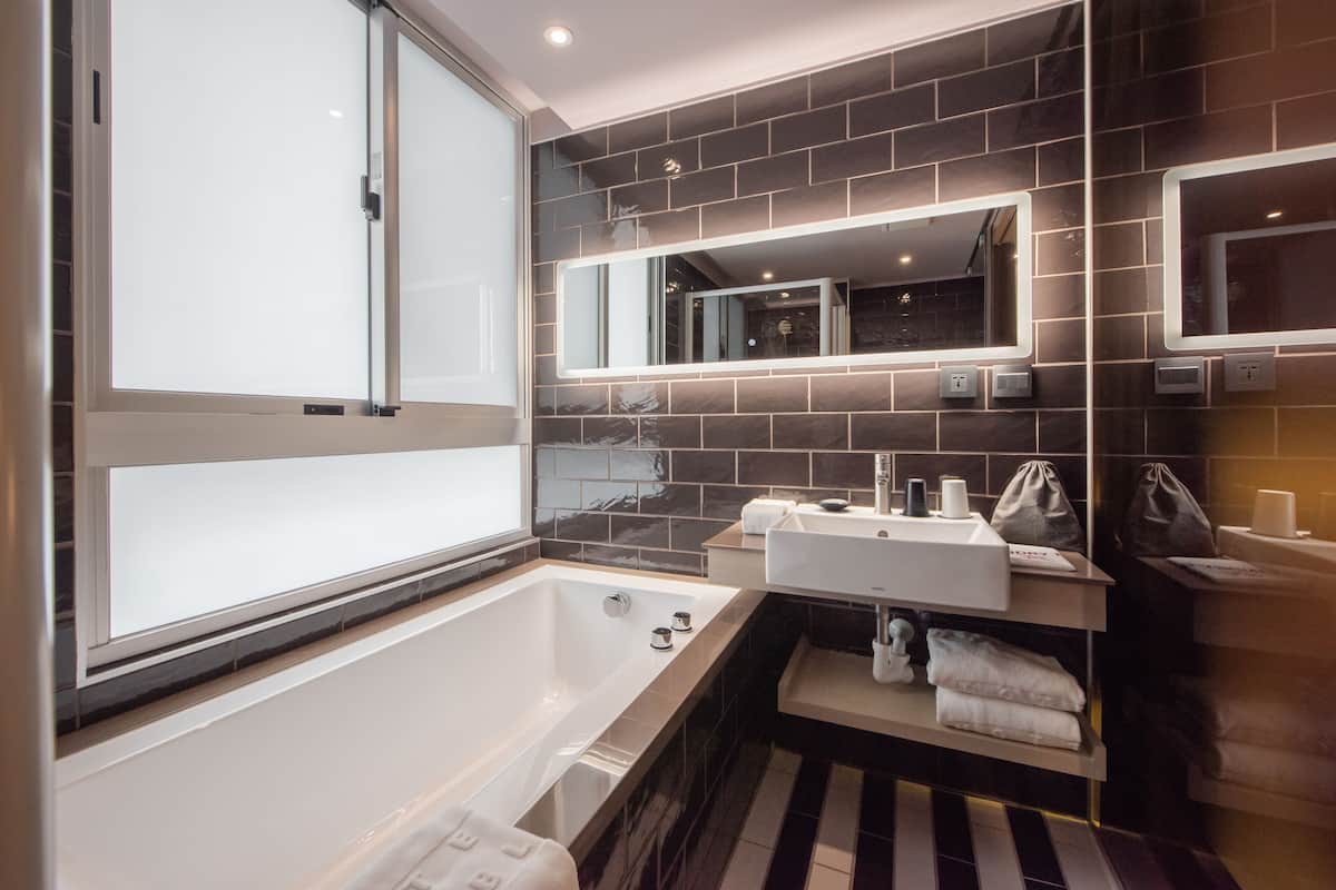 deluxe double room | bathroom | hydromassage showerhead, hair dryer, slippers, towels
