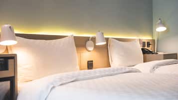 Business Twin Room | 1 bedroom, down duvets, desk, laptop workspace
