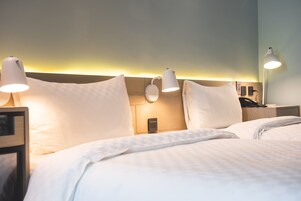 Business Twin Room | 1 bedroom, down duvets, desk, laptop workspace