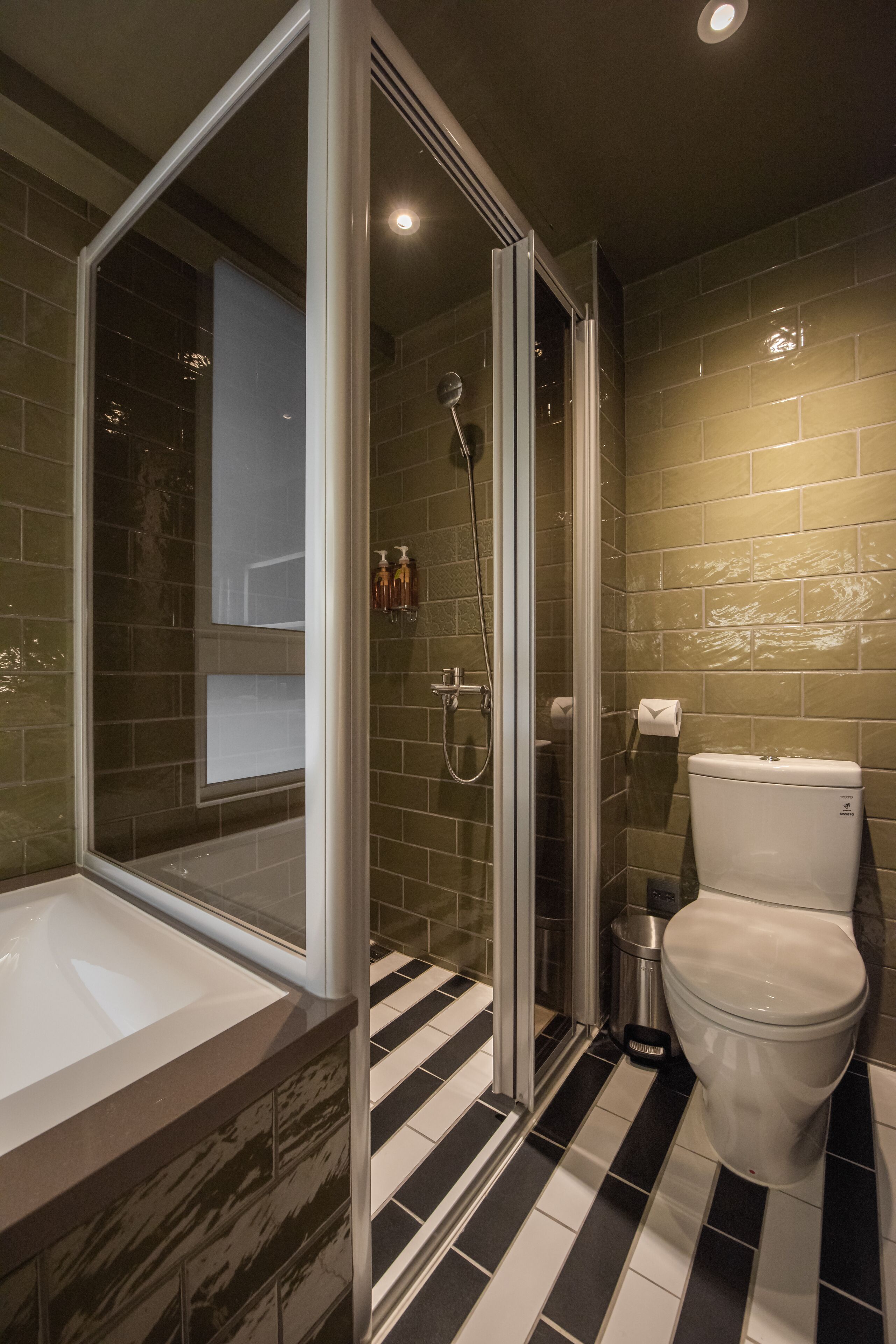 twin room | bathroom | hydromassage showerhead, hair dryer, slippers, towels