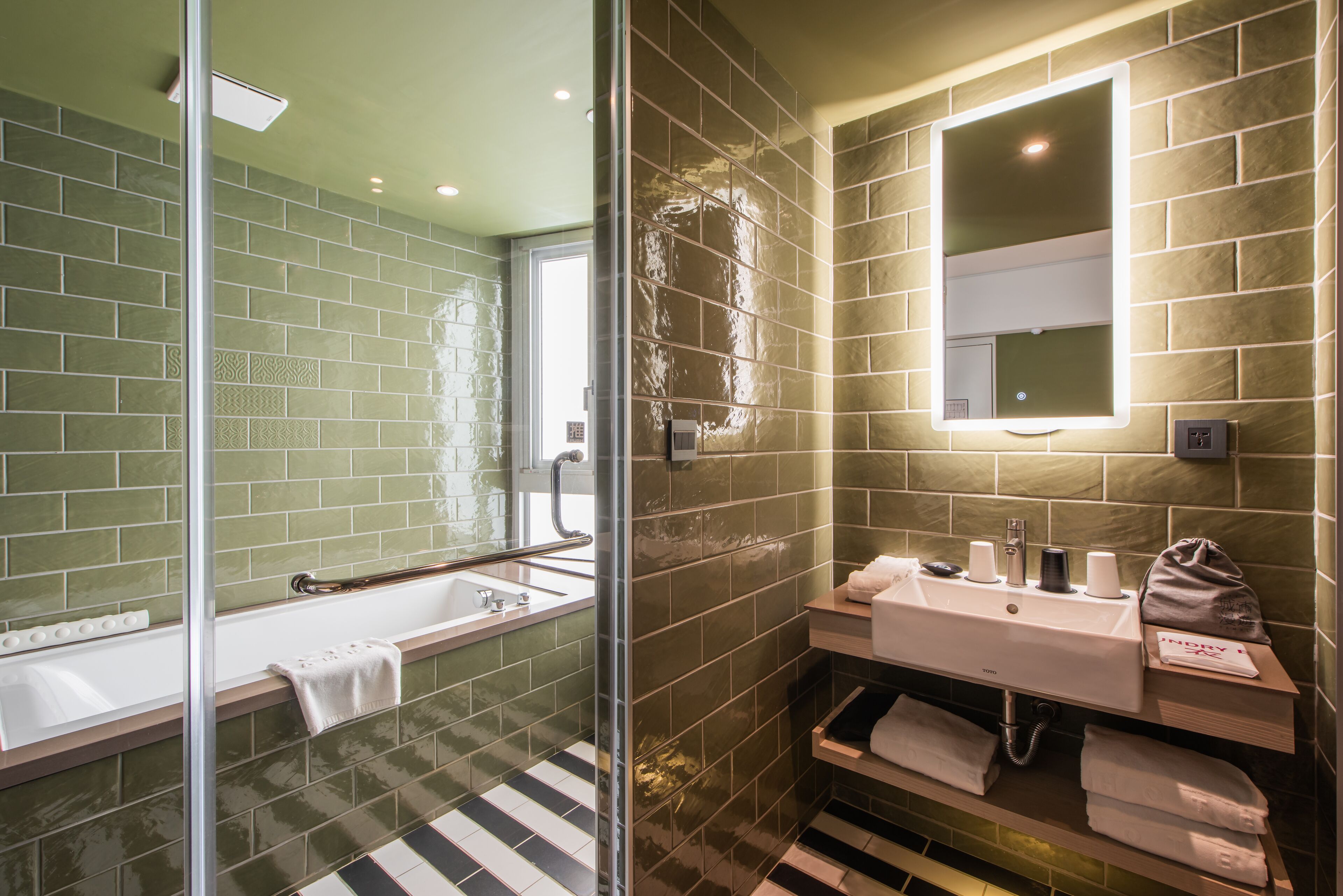 triple room, bathtub | bathroom | hydromassage showerhead, hair dryer, slippers, towels