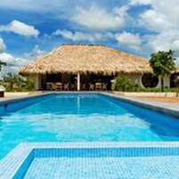 Una piscina al aire libre, sillones reclinables de piscina