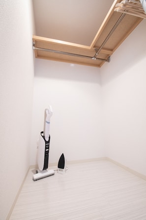 Apartment | Iron/ironing board