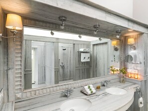 Jasper Heritage Suite | Baño | Ducha, cabezal de ducha tipo lluvia, secador de pelo y toallas