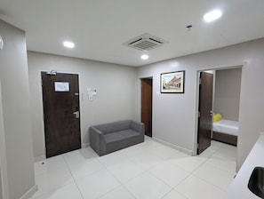 Deluxe Suite | Living area