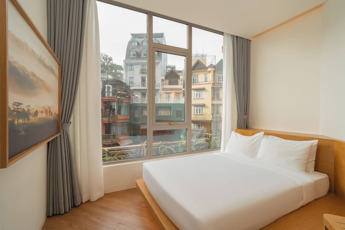 Studio, 2 Bedrooms | Bilik Mandi | Kelengkapan dandanan diri percuma, pengering rambut, jubah mandi