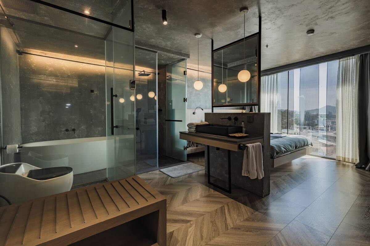 Habitación familiar, 2 habitaciones, en edificio anexo (Deluxe) | Baño | Artículos de higiene personal gratuitos, secador de pelo y albornoces