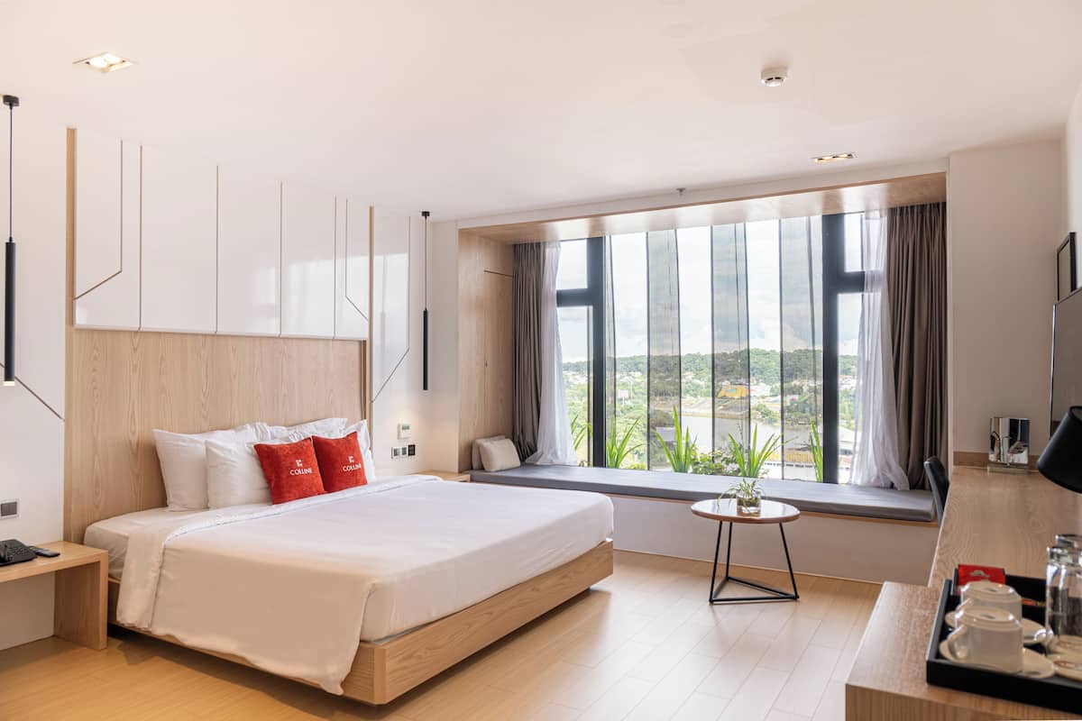 Studio | 1 bedroom, minibar, in-room safe, desk