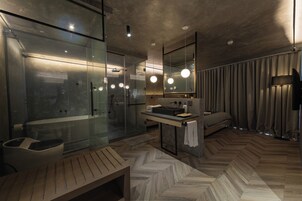 Family Penthouse | Bathroom | Free toiletries, hair dryer, bathrobes, slippers