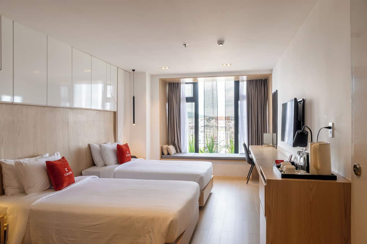 Premier Twin Room | 1 bedroom, minibar, in-room safe, desk