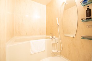 Appartement | Badkamer | Een aparte badkuip en douche, een diep bad, gratis toiletartikelen