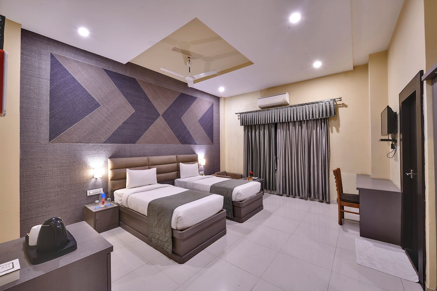 Premium Room | 1 bedroom, minibar, desk, soundproofing