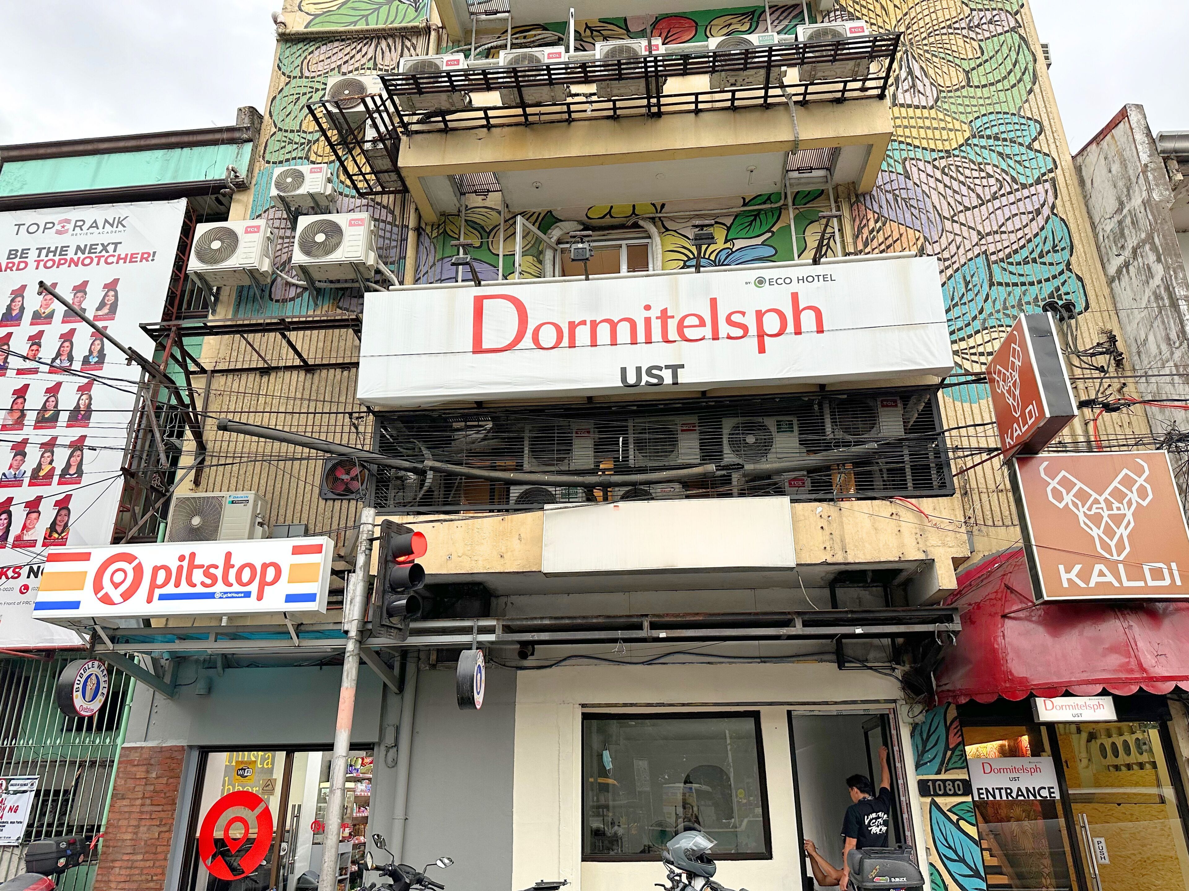 Foto - Dormitelsph UST