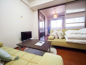 Apartemen | Ruang keluarga | TV layar datar