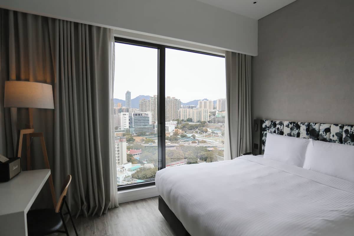 deluxe king high floor | 1 bedroom, in-room safe, soundproofing, iron/ironing board