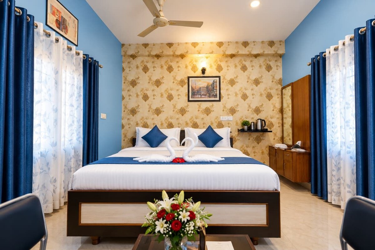 Standard Room, 1 Queen Bed, City View | 1 bedroom, in-room safe, desk, soundproofing