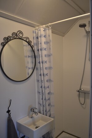 Cottage (Miðleiti) | Bathroom | Towels