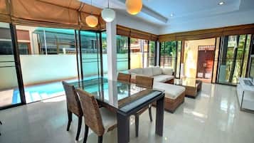 3 Bedrooms Private Pool Villa | Área de estar | TV de tela plana