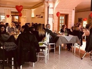 Breakfast, lunch, dinner served; Italian cuisine 