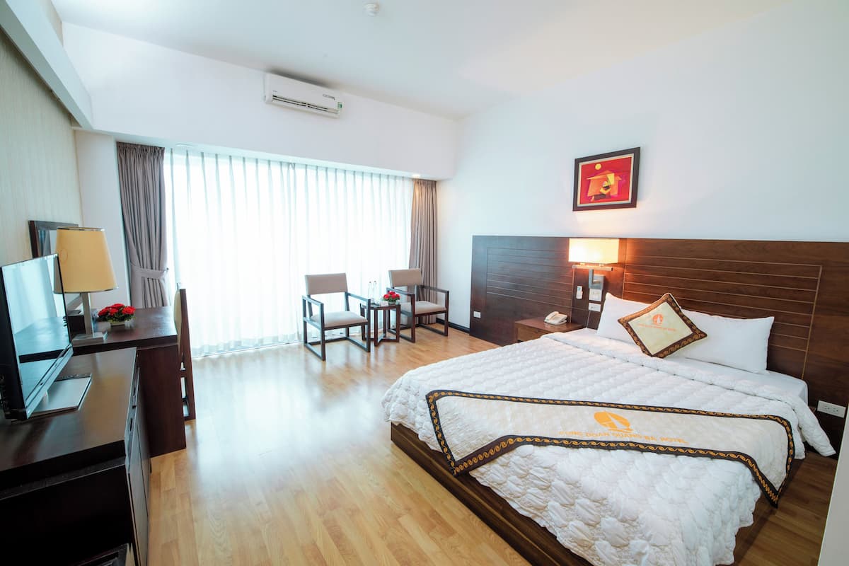 Deluxe Double Room | Living area | 23-inch flat-screen TV with cable channels, TV