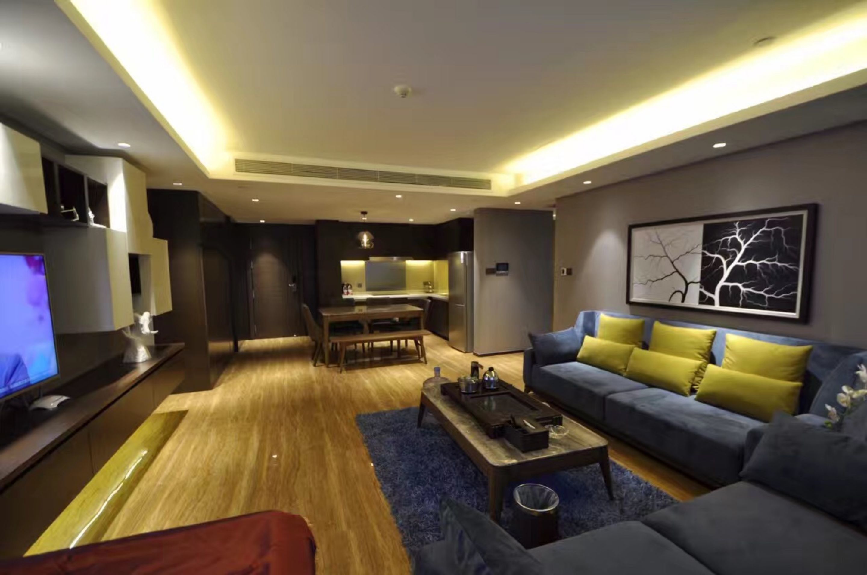 executive suite | desk, blackout curtains, free wifi, bed sheets