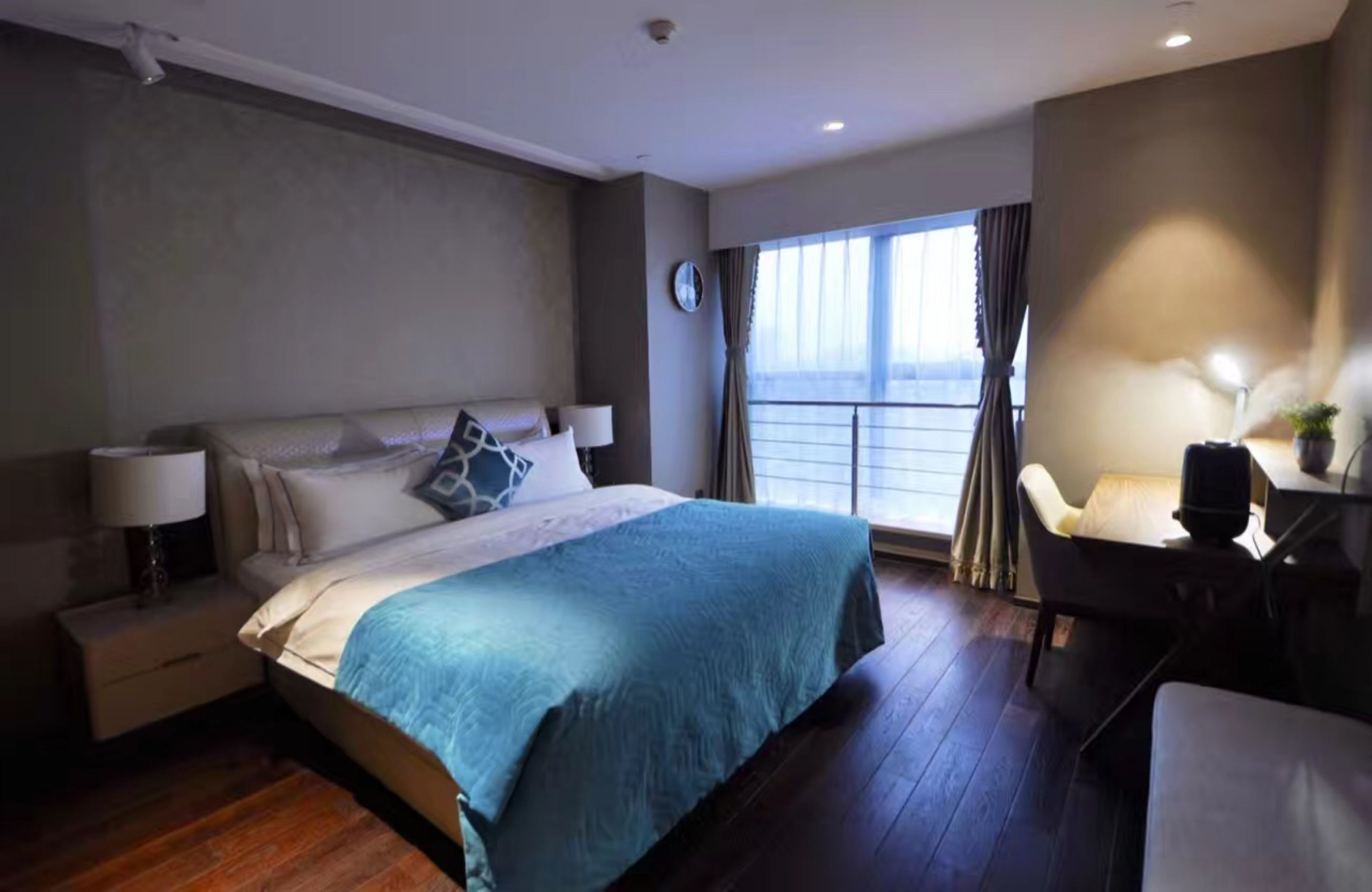 executive suite | desk, blackout curtains, free wifi, bed sheets