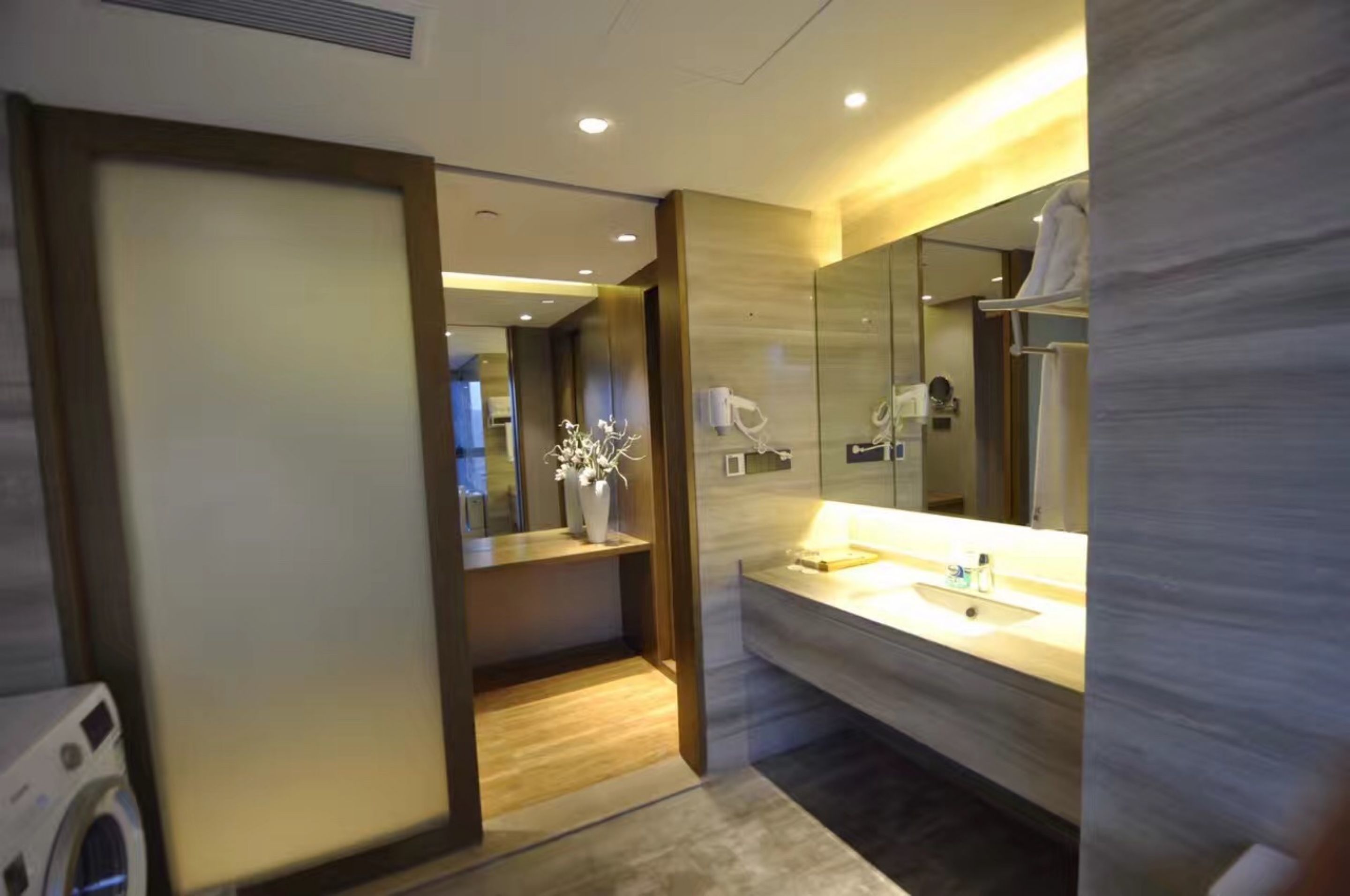 executive suite | bathroom | shower, rainfall showerhead, free toiletries, hair dryer