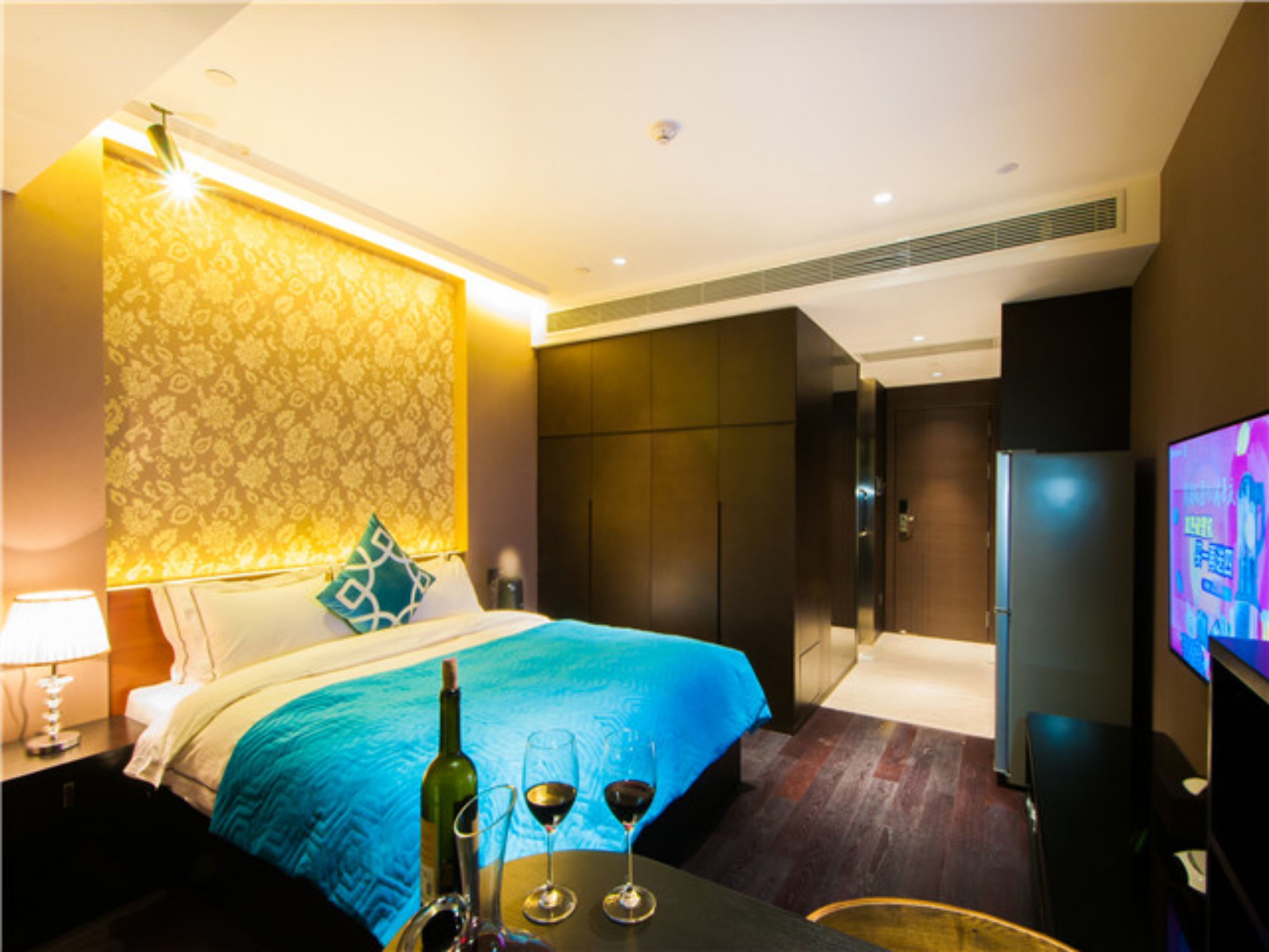 elite double room | desk, blackout curtains, free wifi, bed sheets